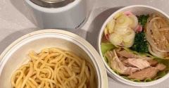 「とんこつラーメン弁当」という挑戦と、シンクの底で命拾いしたおかずの話。