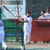 侍J稲葉監督が近藤らの居残り特打に参戦　推定110メートルの豪快な柵越えも