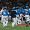球場騒然　日本ハム・伊藤大海と西武・黒田哲史三塁コーチが一触即発にらみ合い　互いに言葉を発して、黒田コーチが怒りの表情でマウンド側へ　両軍入り乱れて試合中断