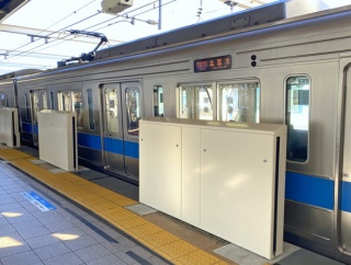 小田急が狛江駅にホームドアの筐体を設置 2025年度の設置予定駅は完了へ