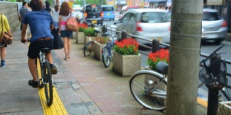 自転車に乗ってた4、50代くらいのおばさんがガードレールに体を打ち付けて、すごい痛そうにしてた。おばさんに駆け寄ると、30代くらいの男がおばさんを罵倒している状況…