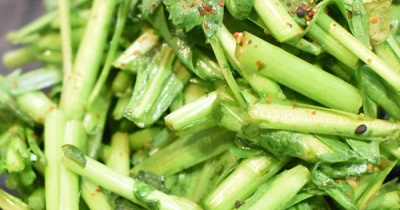 強烈な香り♪春菊のラー油和え