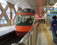 『箱根登山鉄道の緑の109号　芦の湖の新造海賊船』の画像