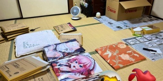 【VTuber】千羽師匠、実家の居間で自分の抱き枕カバーの梱包作業『なんて生活感を感じる部屋なんや』『ワイの実家のような家』