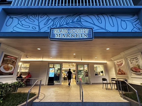 ヒルトン ハワイアン ビレッジの目の前にできたアイランド カントリー マーケットは広くていろんな商品がいっぱいあります。フルサービスのデリがとっても充実していますね〜！