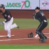 田宮裕涼 三回無死一塁、ロッテ・茶谷が犠打を狙うも、一走の田村をフォースアウトに