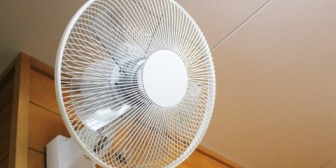 家族から脱衣所に扇風機を設置してほしいと言われた。壁掛けかクリップ式が良いみたいだけど、DIY未経験で取り付け方がわからず困っている。