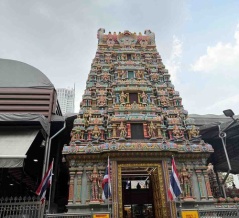 クルアアロイアロイでマッサマンカレーとカオソーイ