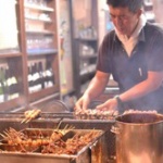 【画像】トンキンの焼き鳥屋、焼き鳥の食べ方について注文をつける！　