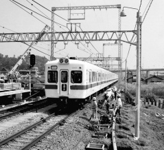 小田急が鶴川駅に待避線を設置した際には利用者にどんな悪影響があったのか