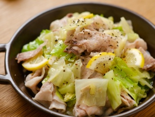 レンジで一発！豚とキャベツの塩レモン蒸し【#簡単 #時短 #レンジ #クレハタイアップ #PR】