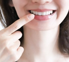 【50代で前歯矯正】昔の歯列矯正はリテーナーなし？後戻り体験と保定の大切さ（記事下にPR含）