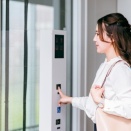 さっきテレビで「女性はエレベーターに乗るとき気を付けて」みたいに言うてたが
