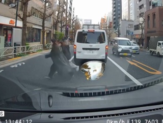 【動画】車道をウロウロしていた女さん二人組、やっぱりはねられる・・・