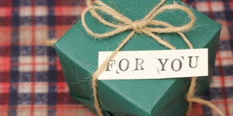 結婚前提の一回り年が離れた彼女がクリスマスや誕生日にブランド物を欲しがる。結婚生活を考えて断ると泣き出した…