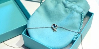 どっちかというとオタ寄りの彼女にアクセサリーをプレゼントするとしたらネックレスが無難でしょうか？