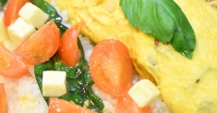 華やかな味わい♪トマトとバジルのオムレツライス