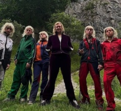 真夜中の貸切映画館でホラー映画を観る