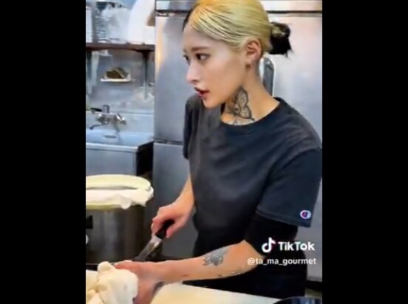 創業80年の飲食店を継いだ「タトゥーバチバチのインフルエンサー女将」が話題に