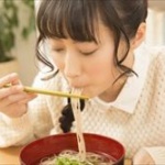 食べ物はクチャクチャ食べた方が体に良く、美味しく食べられるのではないか？