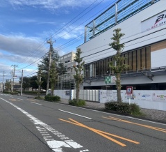 【開店予定】屋上にネット。何になるのか気になる。警察署横のクリエイト出店予定地。イシバシテニスガーデンだったところ。(沼津市平町)