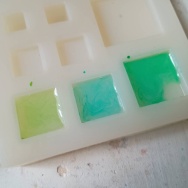 カウントダウンがはじまる。と、グリーンの翼つくりました。