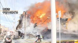 スーパーが激しく炎上、2人が過呼吸症状で病院搬送…青森