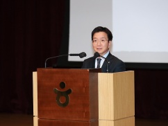 【ニュース】片山財務相の会見、日経の署名記者が「自分の記事」を説明する側に　最後に挙げた根拠は……