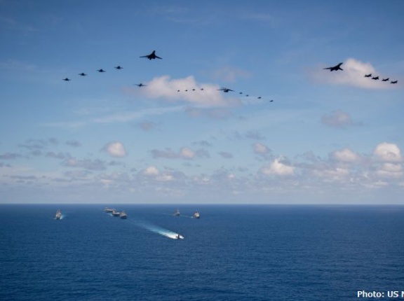 フィリピン海で日米艦隊上空をB-1B爆撃機が飛行…共同訓練「バリアント・シールド2024」を実施！