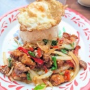 「タイスカイキッチン」（上野・仲町通り）で「皮つき豚肉のガパオ炒めごはん」（タイ人客多し）