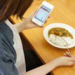 スマホ片手に飯食うのって何が悪いの？ 	