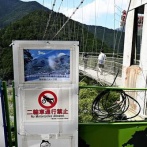 【奈良】十津川村のつり橋、観光客らのバイク通行で落橋の危機…歩行者専用道でないため警察は取り締まれず