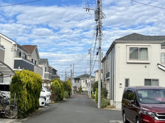 自宅の敷地からの「はみ出し駐車」は許される？ どれだけ道路に出ると「違法」なの!? 正式な「線引き」はどうなっているのか