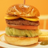 『福岡県福岡市｜ハンバーガーショップ富吉 (HAMBURGER SHOP 富吉)の「オレンジサワークリームバーガー」。』の画像