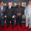 デカスゴ筋肉ボディビルダーのスーツ姿