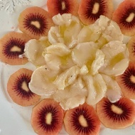 季節限定ルビーレッドキーウイとホタテのカルパッチョ