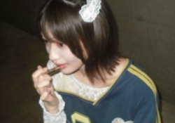 【朗報】小島凪紗さん、服がズリ落ちてアレが見えてしまうwww