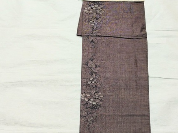 本場大島紬　幻想的な花柄〜白地に淡い色合い　唐織の名古屋帯〜