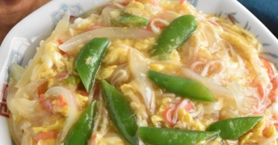 スナップエンドウと新玉ねぎのふわとろ中華丼