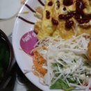 オムライス　サラダ　市販温めるだけチキン