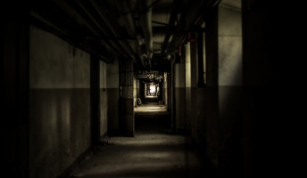 死ぬ程洒落にならない怖い話を集めてみない?『足にしがみついていたのは』『栓抜きの謎』『イタズラ呪い』他