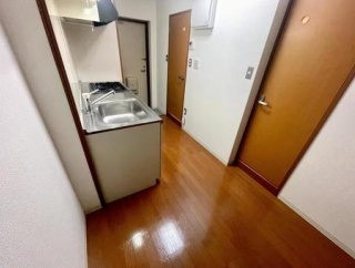 【悲報】東京一人暮らしワイの1DKのマンション、別の部屋に家族で住んでる一家がいくつもある