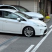 「駐車スペースに合う車を買って」自宅から歩道にはみ出す大型ワゴン車、事故が起きたら誰の責任？
