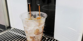 コンビニでコーヒーを買って車で飲もうとしたら、店の配送トラックが目の前でスタンバイしだした。構わずコーヒーを飲んでたんだけど…