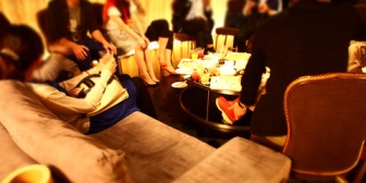 女友達と旅行中、同じホテルに泊まる男4人組と仲良くなり彼らの部屋で飲み会に、宴が進むとなんかヤバそうな雰囲気になり…