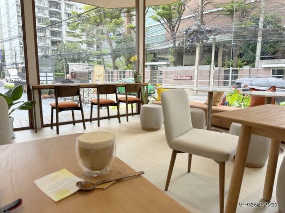 【ハニーフル カフェ Honeyful Cafe】　at　Sukhumvit Soi24　～自然光あふれるおしゃれ空間！天然蜂蜜を使用するカフェ～