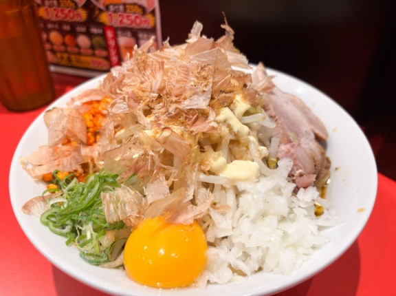 たかつき本通りにまぜそば専門店「阿修羅」がオープンしてる。ガッツリ系のまぜそば