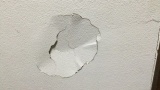 パッパが壁に穴あけた写真（※画像あり）
