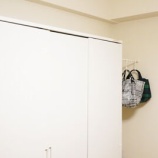 『ダイソーのつっぱり棒でエコバッグをスッキリ収納』の画像