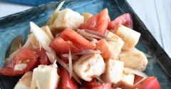 切って和えるだけ！はんぺんとトマトのわさび醤油和え